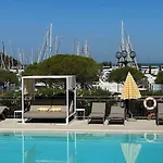 Holiday home Ocean Beauty Beachfront Lux Boat House In Marina With Sea View And Jacuzzi