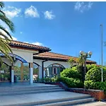 Holiday home Ocean Beauty Beachfront Lux Boat House In Marina With Sea View And Jacuzzi