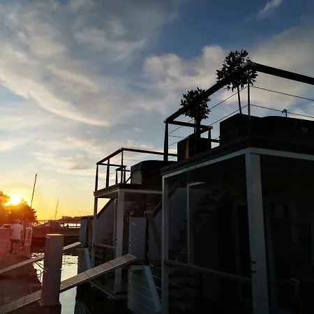 Semesterbostad Floating Seahouse Ocean Beauty