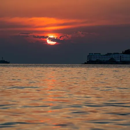 Floating Seahouse Ocean Beauty