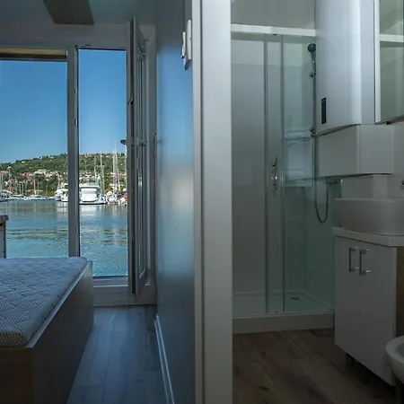 Floating Seahouse Ocean Beauty