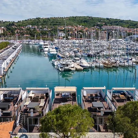 Ferienhaus Ocean Beauty Beachfront House Boat In Portoroz With Sea View And Jacuzzi *