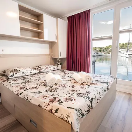 Ocean Beauty Beachfront House Boat In Portoroz With Sea View And Jacuzzi *
