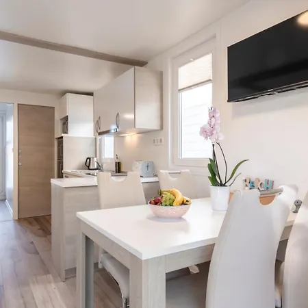 Floating Seahouse Ocean Beauty