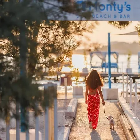 Ocean Beauty Beachfront House Boat In Portoroz With Sea View And Jacuzzi Ferienhaus *