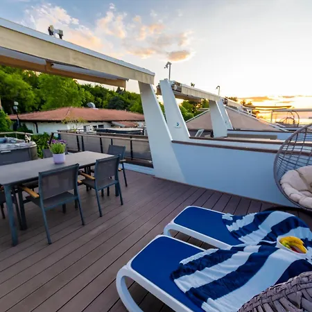 Ocean Beauty Beachfront House Boat In Portoroz With Sea View And Jacuzzi Ferienhaus