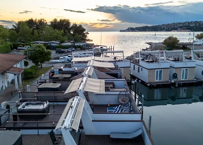 Floating Seahouse Ocean Beauty ポルトローシュ