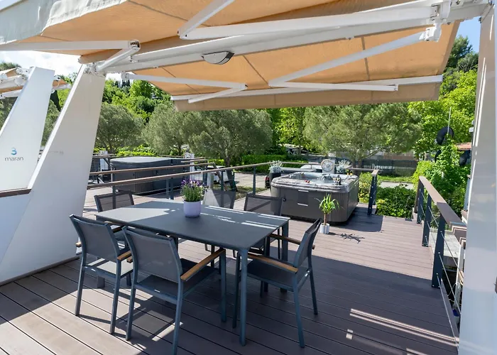 Floating Seahouse Ocean Beauty * ポルトローシュ