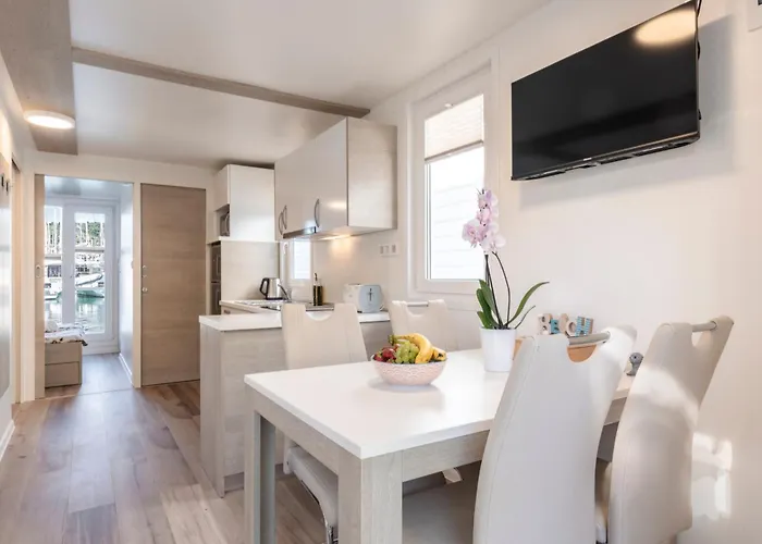 Seahouse Ocean Beauty In Marina With Open Sea View, Terrace And Jacuzzi